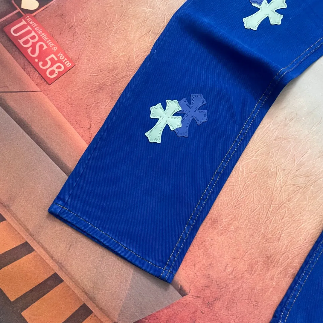 🅿️310 🔘Style No.-KL117 🔘Cro Heart𝐂𝐡𝐫𝐨𝐦𝐞 𝐇𝐞𝐚𝐫𝐭 CH Limited Dopamine Blue Patch Leather Jeans* These dopamine jeans are ridiculously handsome. Fashion trendsetters, gather your attention! This dopamine personalized jeans can be called the "nuclear weapon" of fashionable people's wear. Not only are they the same style for celebrities, they are also regarded as favorites by many fashion bloggers and their popularity remains high. The new design polishes the shape and upper body effect to the extreme. The time it takes to make one pair of pants is equivalent to making 20 pieces of short-sleeves, and the complexity of the process is beyond imagination. It is made of high-quality imported denim, which is soft to the touch, wear-resistant and has a high-end texture. In order to give it just the right color and texture, the design team repeatedly washed and proofed it. After countless attempts and adjustments, it was presented to the public in an almost perfect posture. Wearing it is not only comfortable and comfortable, but also instantly increases the eye-catching index of the outfit, making it easy to become the focus of the crowd. Whether it is daily outings or important occasions, you can easily create a fashionable atmosphere.  Size: S M L XL (28.30.32.34) Color: Blue